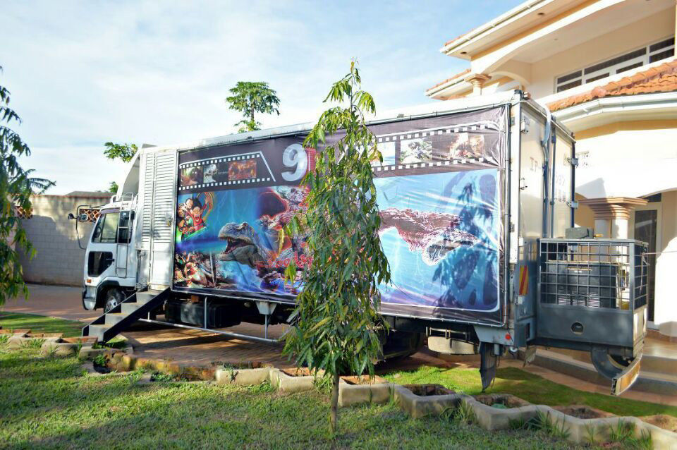 China 12 Special Effects Motion 5D Mobile Cinema , Outdoor Mobile Truck Cinema Black 6 Seats factory